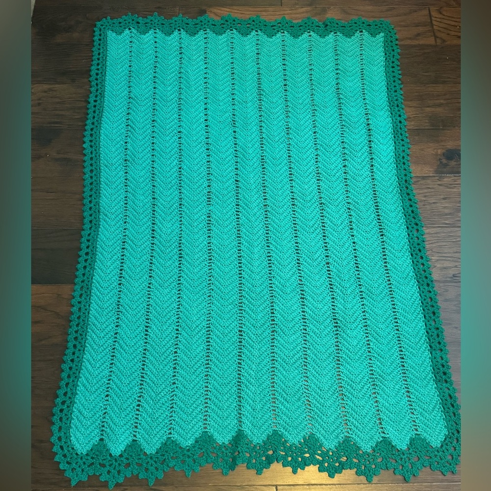 Handmade Aqua Crocheted Throw Ripple Stitch Pattern, Scalloped Border 40x62”